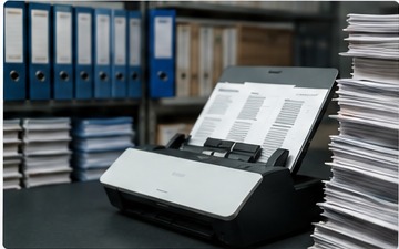 Escáner profesional procesando documentación empresarial